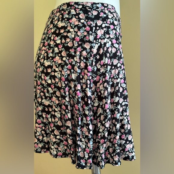 H & M Divide Black & Pink Floral  Print Mini Skirt SZ 8  2 Black Button … - Picture 4 of 9